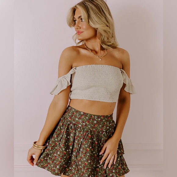 NWT Light Taupe Ruffled Sleeves Stretchy Crop Top - Picture 2 of 9